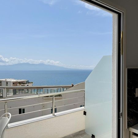 Gjoka Apartments, In Front Of Bougainville Bay Саранде Екстериор снимка