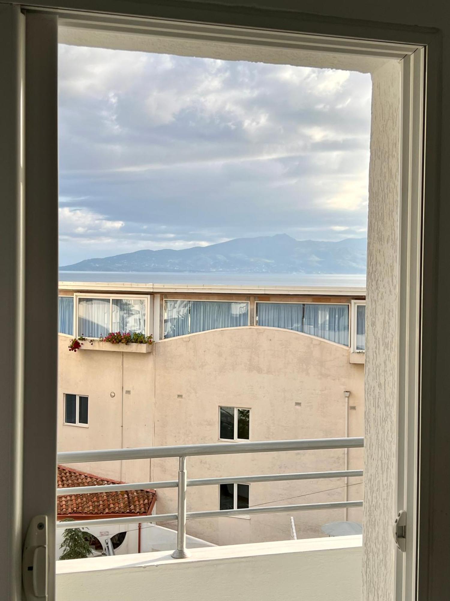 Gjoka Apartments, In Front Of Bougainville Bay Саранде Стая снимка