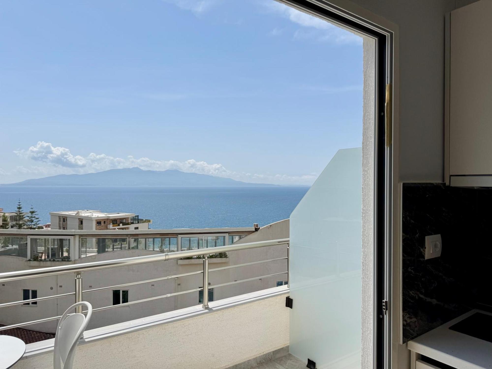 Gjoka Apartments, In Front Of Bougainville Bay Саранде Екстериор снимка